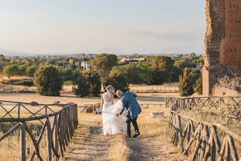 Gli sposi si rincorrono lungo il sentiero tra le rovine