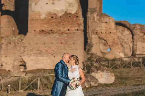 Gli sposi abbracciati davanti alle mura antiche