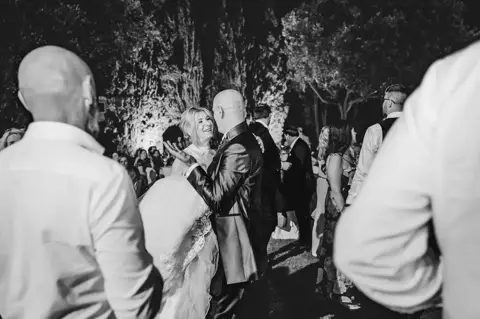 Gli sposi ballano tra gli invitati, immagine in bianco e nero