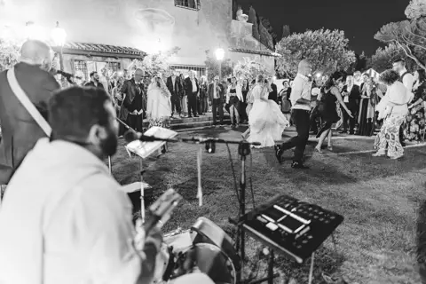 Il musicista suona alla consolle durante la festa, in bianco e nero
