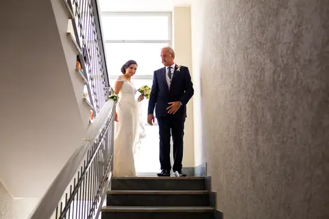La sposa Veronica e lo sposo Daniele scendono insieme le scale.